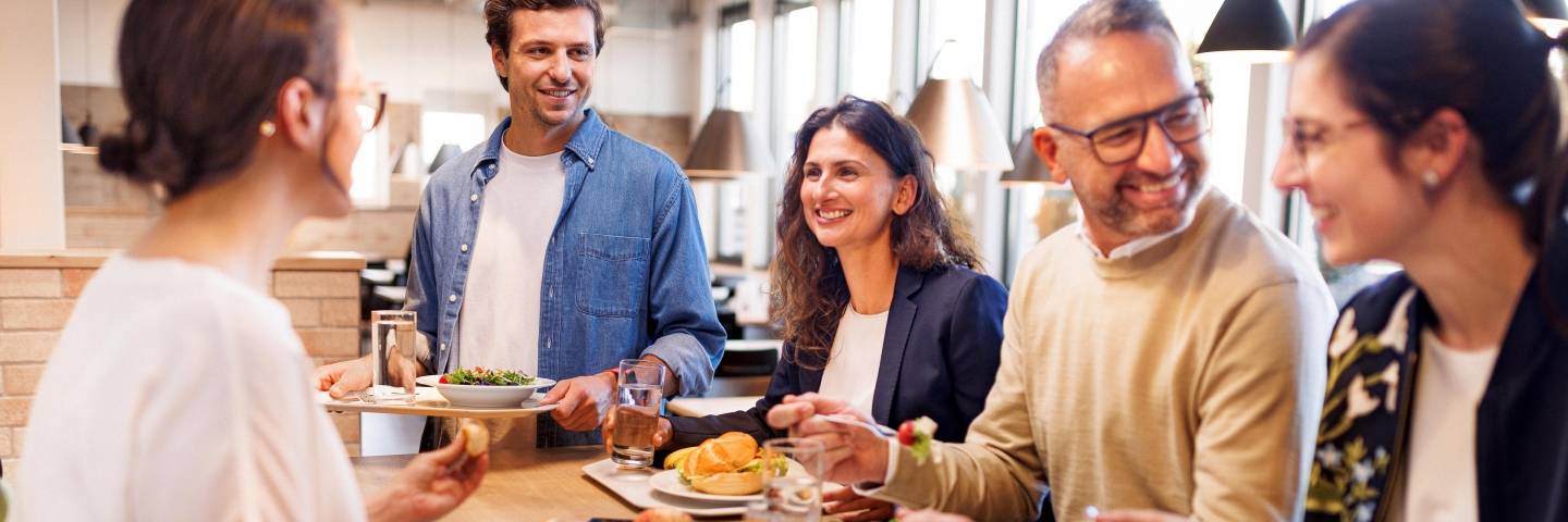 Beim Mittagessen: Kaufland-Mitarbeiter genießen ihre Pause in unserer freundlichen und hellen Kantine.