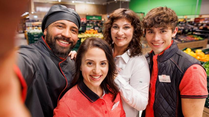 Selfie-Gruppenbild vom Kaufland Verkaufsteam in der Filiale.