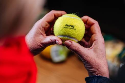 Poza cu mingea în mâini, care formează o inimă