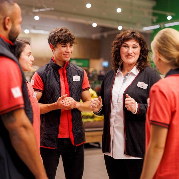 Das Kaufland-Verkaufsteam im Gespräch mit Hausleitung in der Filiale.